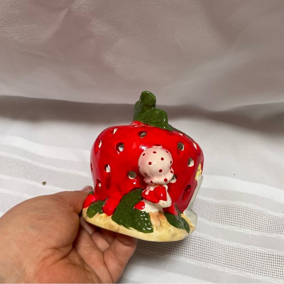 Vintage 1980 "Santa Visits Strawberry Shortcake" Christmas Figurine - Picture 8 of 9